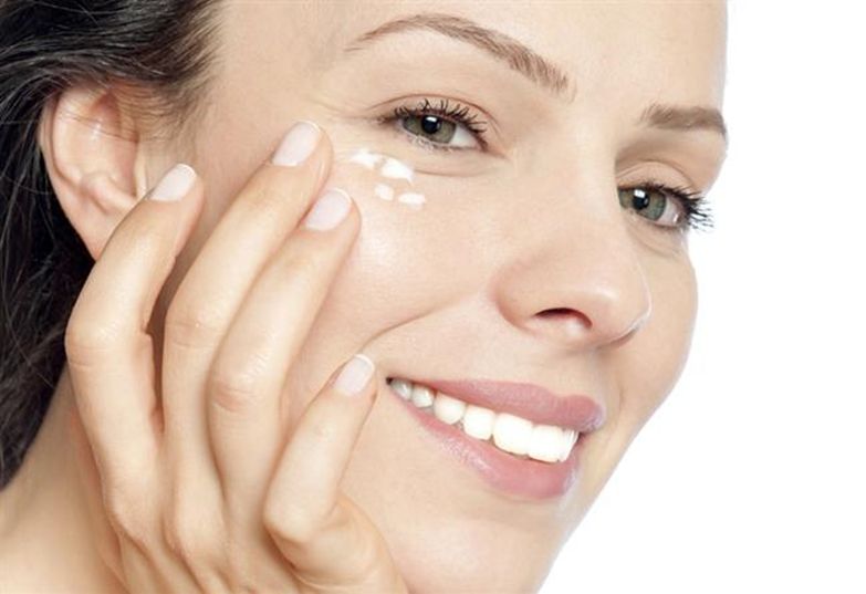 Bổ sung kem mắt để nuôi dưỡng vùng da quanh mắt luôn sáng đẹp.