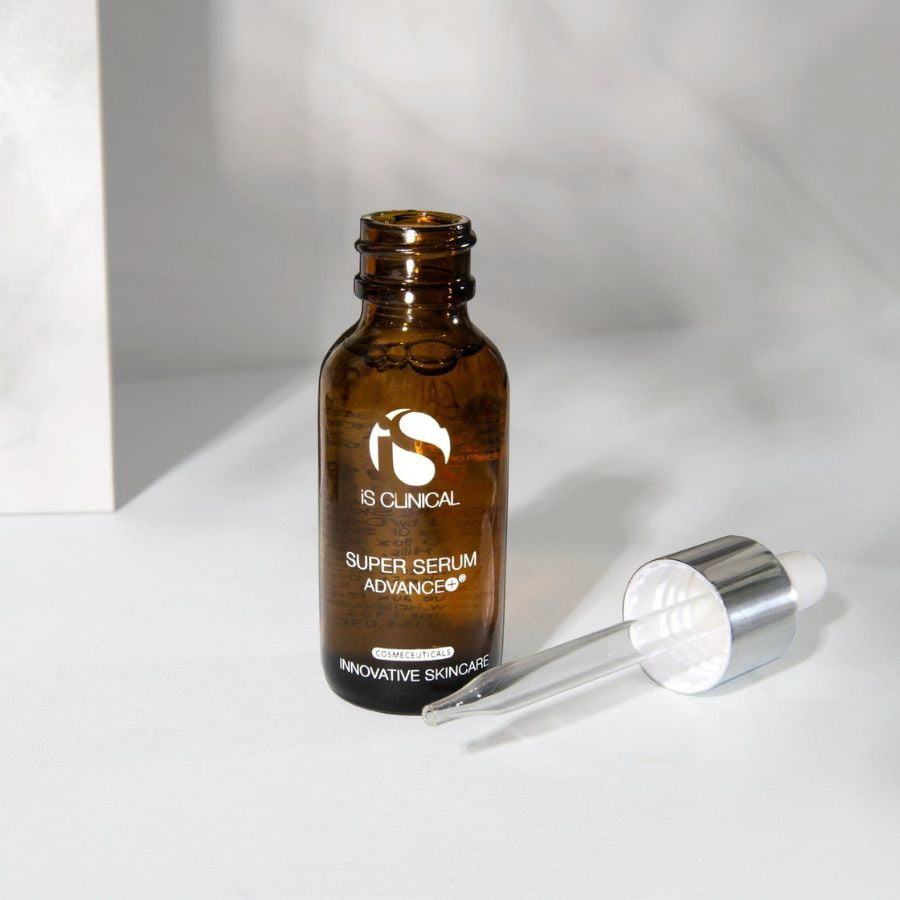Với 'Arbutin cho người mới bắt đầu' được chiết xuất từ bearberry, sản phẩm giúp điều chỉnh enzyme tyrosinase và cân bằng sắc tố da một cách tự nhiên.