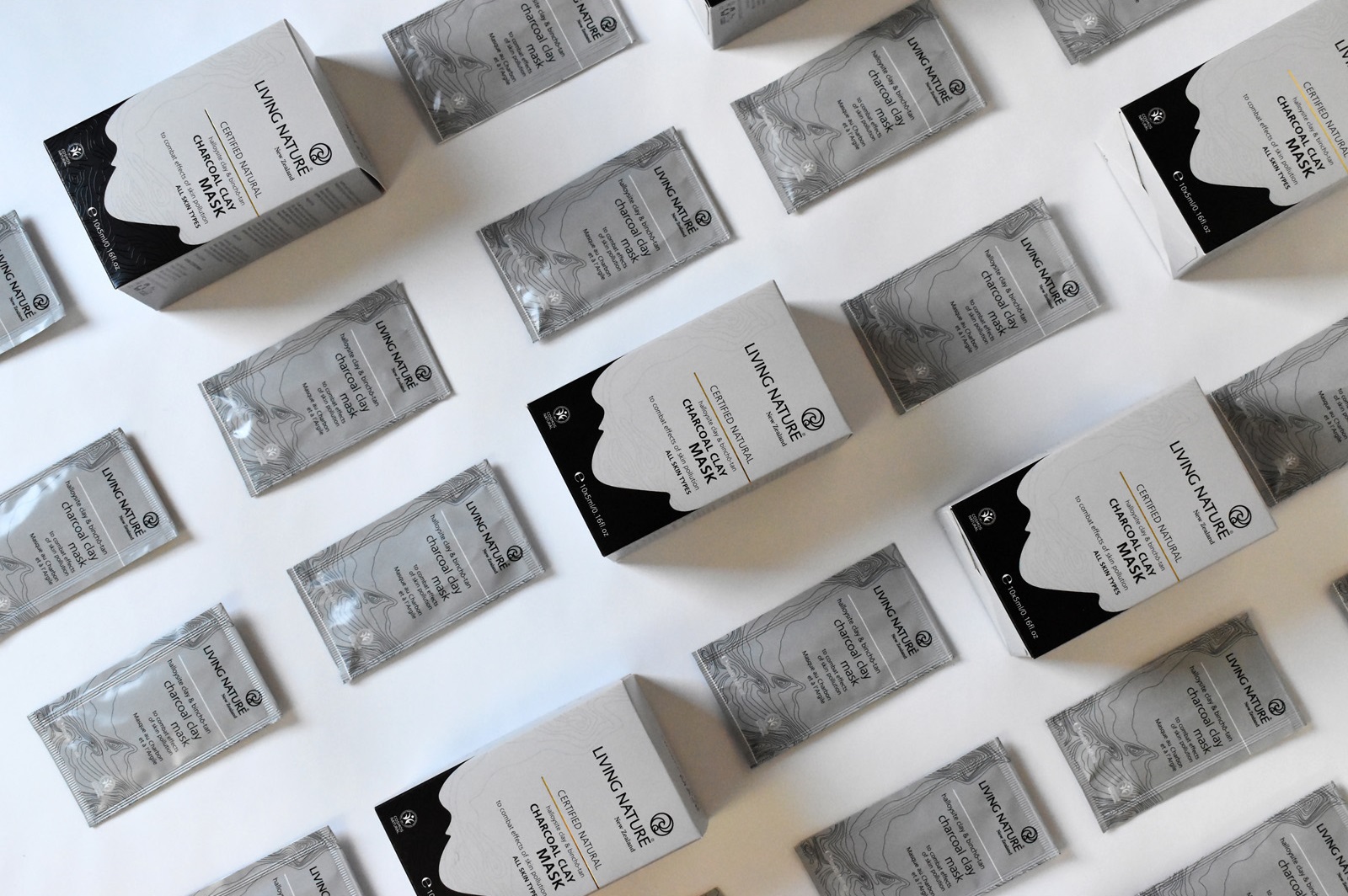 Living Nature Charcoal Clay Mask 1