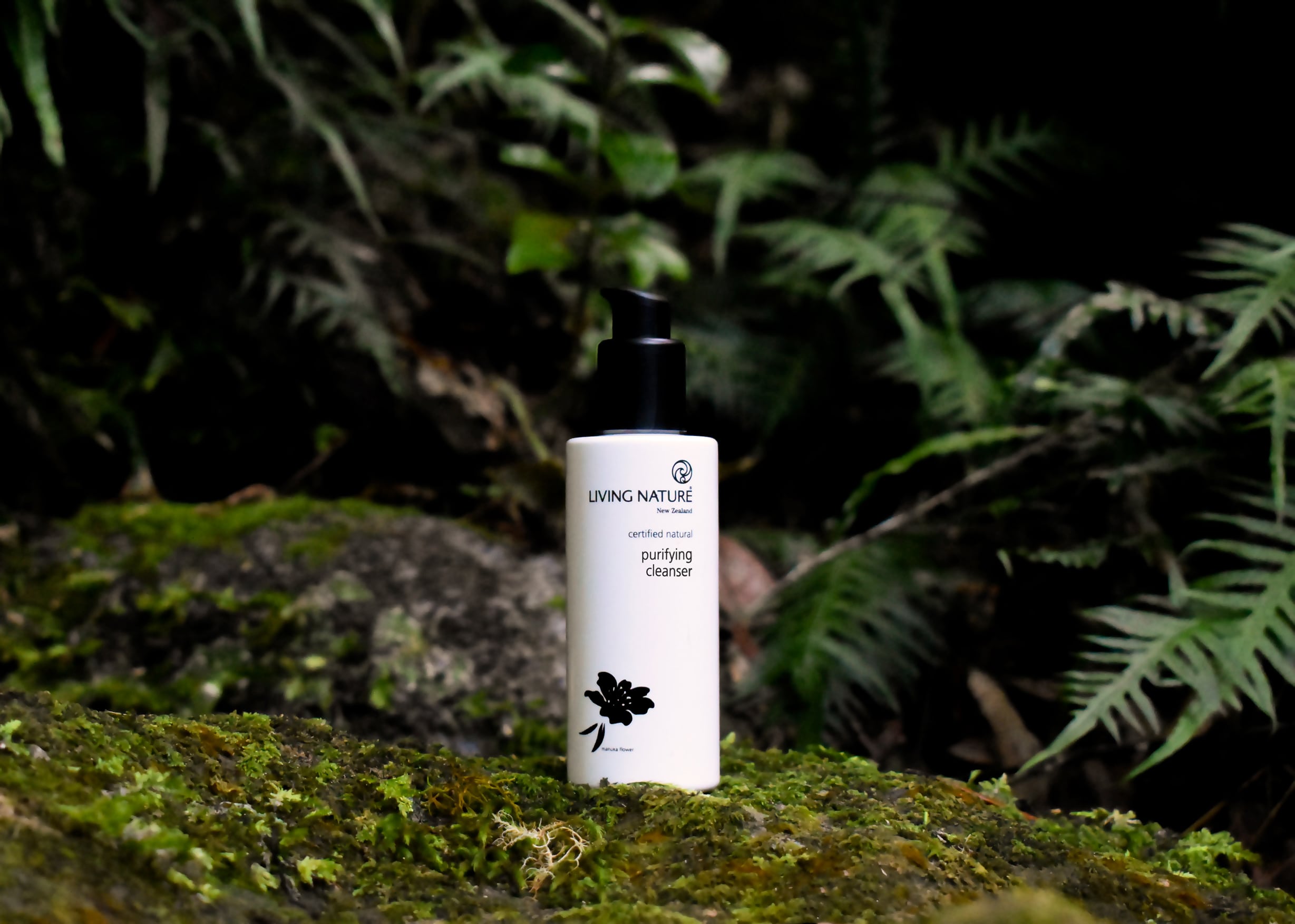 Sữa rửa mặt da dầu mụn Living Nature Purifying Cleanser 120ml