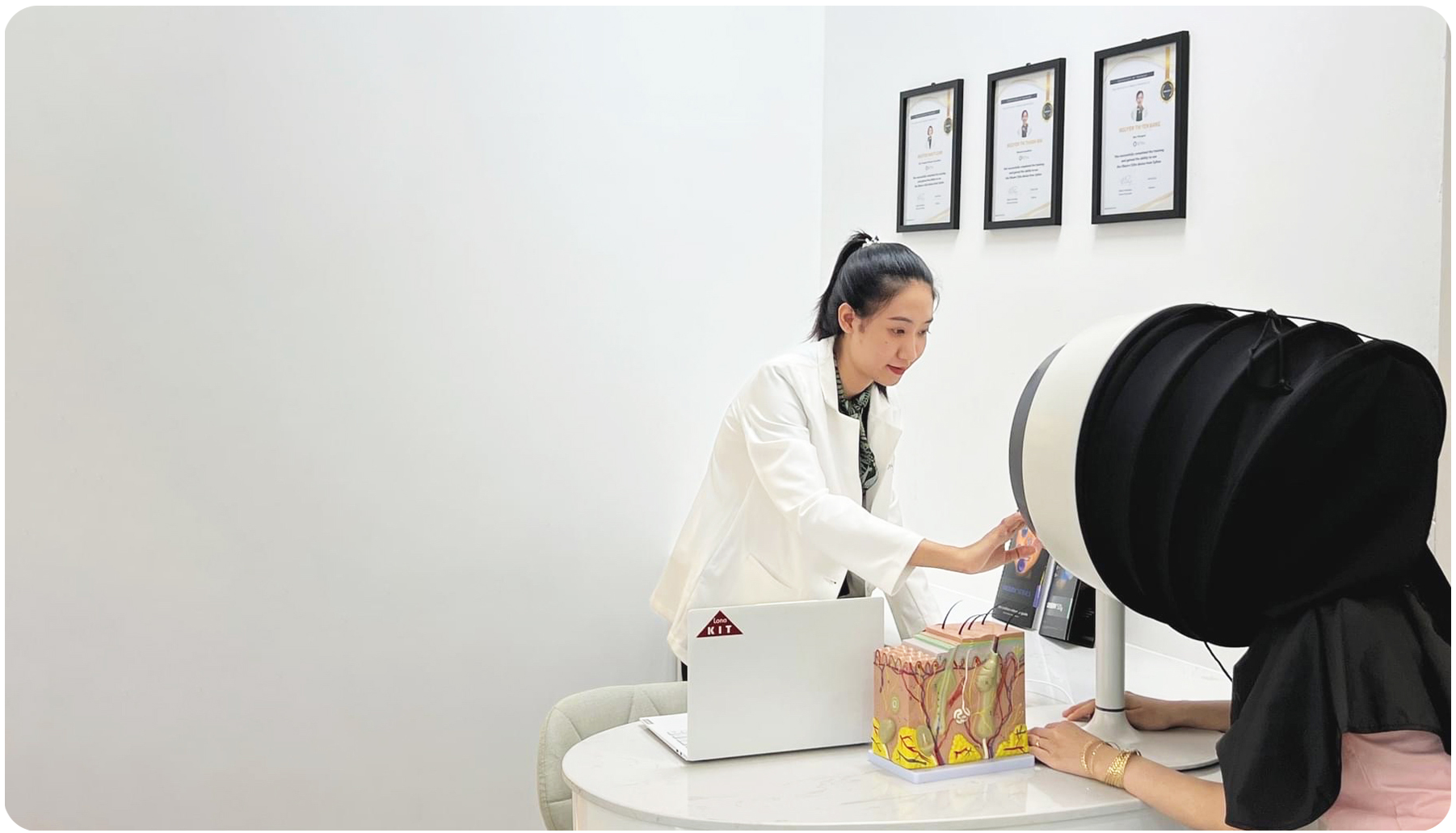 SkinFill Blue được áp dụng trong liệu trình điều trị nhằm kích thích tạo mới cấu trúc da; SkinFill Blue cam kết cải thiện độ đàn hồi và tái tạo tế bào, giúp làn da trở nên trẻ trung và săn chắc.