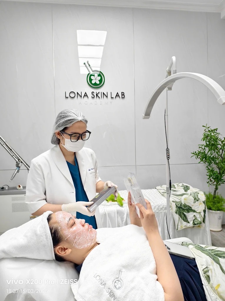  web bán mỹ phẩm uy tín Việt Nam với đội ngũ chuyên gia và bác sĩ giàu kinh nghiệm lâm sàng trong điều trị cả chăm sóc lẫn xâm lấn