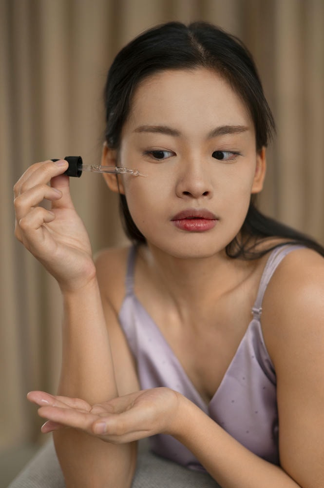 aha. Ảnh cận trung bình người phụ nữ đang thực hành tự chăm sóc bản thân