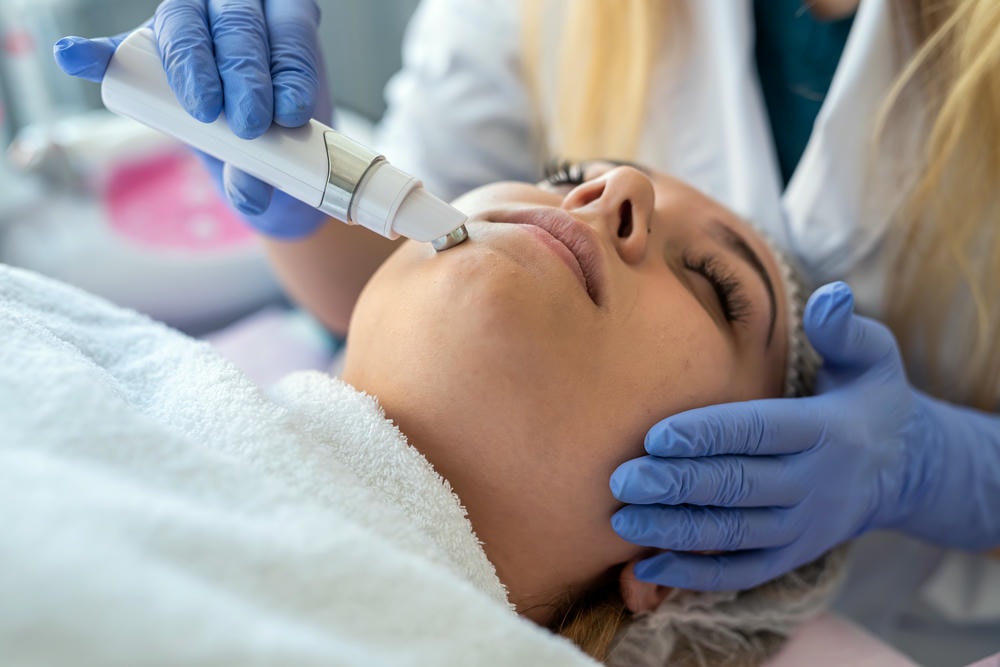 Trong quy trình điều trị, aqua peel là gì được thể hiện qua từng bước của Aqua Peel, biện pháp phương pháp thanh tẩy da hiện đại, mang lại hiệu quả vượt trội trong chăm sóc da và làm sạch da theo phương pháp của Lona Skin Lab.