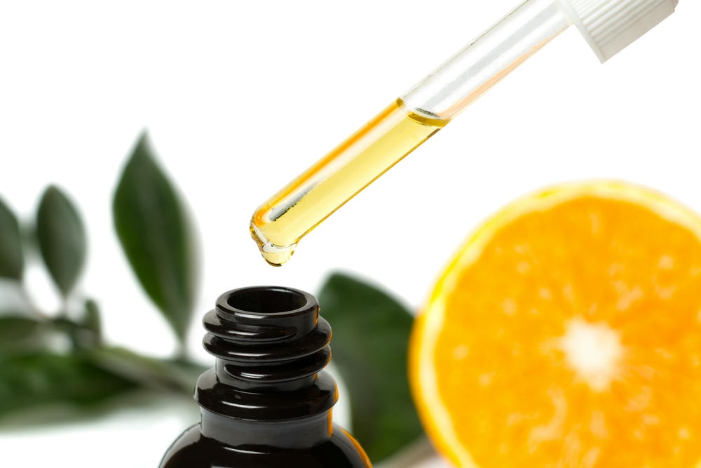 Qua bức hình này, ascorbic acid là gì được trình bày rõ ràng bằng cách sử dụng Axit Ascorbic để nâng cao hiệu quả Vitamin C trên da, khi các dẫn xuất Vitamin C như L-Ascorbic Acid và Sodium Ascorbyl Phosphate được ứng dụng trong công thức chăm sóc da.
