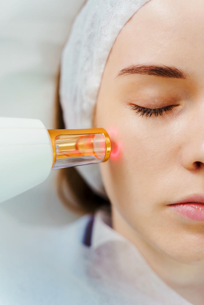 Với công nghệ tiên tiến bắn laser, liệu pháp bắn laser trị nám được thực hiện kèm theo các phương pháp trị nám bằng laser hiện đại, đồng thời không quên vai trò của chăm sóc sau bắn laser để đảm bảo hiệu quả bắn laser nám, từ đó tối ưu hóa việc điều trị trị nám da bằng laser. 