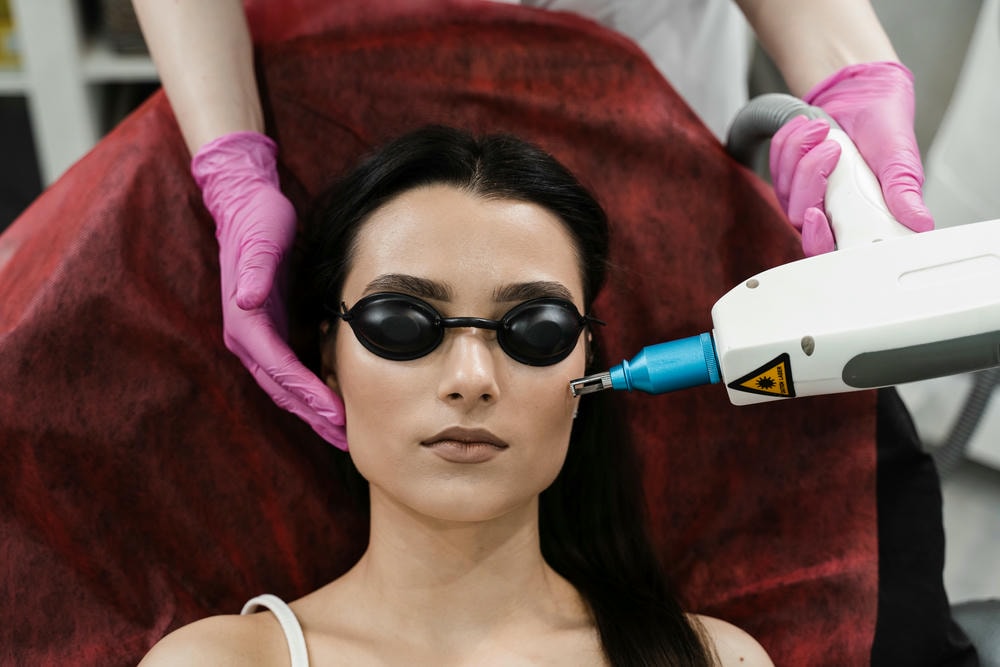 Hình ảnh này thể hiện quá trình chăm sóc da sau bắn laser, khi khuôn mặt sau khi bắn laser được phục hồi da sau laser thông qua liệu trình dưỡng ẩm sau bắn laser và sử dụng các biện pháp chống nắng sau laser nhằm bảo vệ da sau laser và tối ưu hóa hiệu quả của quá trình chăm sóc da sau bắn laser.