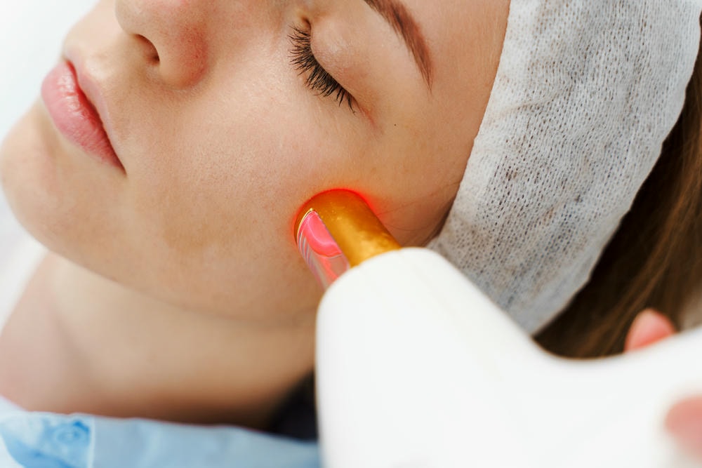 Bức ảnh laser điều trị da tàn nhang cho thấy kỹ thuật điều trị tàn nhang an toàn, giúp phân biệt tàn nhang và giải quyết nguyên nhân tàn nhang đồng thời khuyến khích phòng ngừa tàn nhang bền vững.