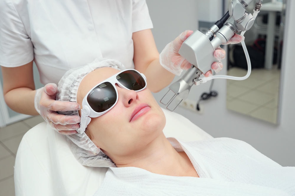 Thực hiện bắn tia laser trị tàn nhang không chỉ giúp loại bỏ các sắc tố mà còn minh chứng nếu trị tàn nhang bằng laser bao nhiêu tiền được minh bạch qua quy trình điều trị.