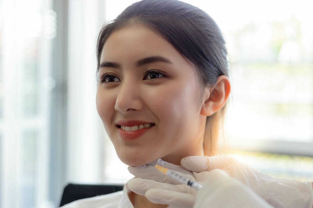 botox gọn hàm. Chân dung một phụ nữ trẻ tươi cười