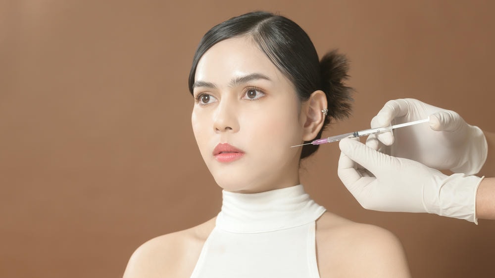 Hình ảnh cho thấy quy trình tiêm botox gọn hàm được diễn ra tại Lona Skin Lab dưới sự giám sát của chuyên gia da liễu thẩm mỹ, áp dụng phương pháp thon gọn hàm và botox thẩm mỹ nhằm mang lại vẻ trẻ trung và cân đối cho khuôn mặt.
