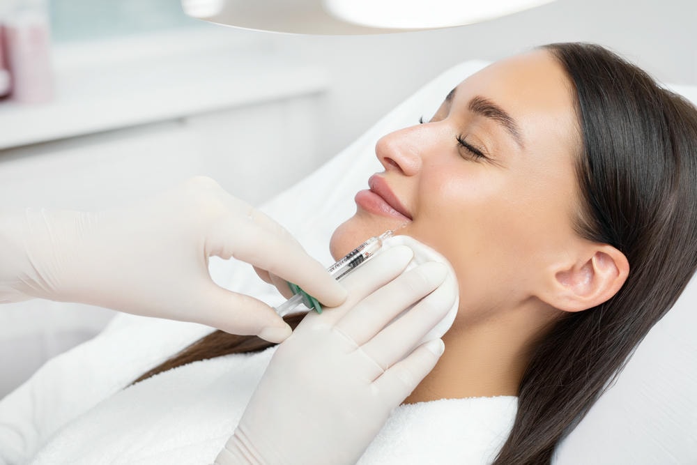 Bằng tiêu chí tiêm botox gọn hàm, chuyên gia da liễu thẩm mỹ tại Lona Skin Lab áp dụng phương pháp thon gọn hàm chuẩn mực cùng với botox thẩm mỹ để cải thiện đường nét khuôn mặt một cách an toàn và hiệu quả.