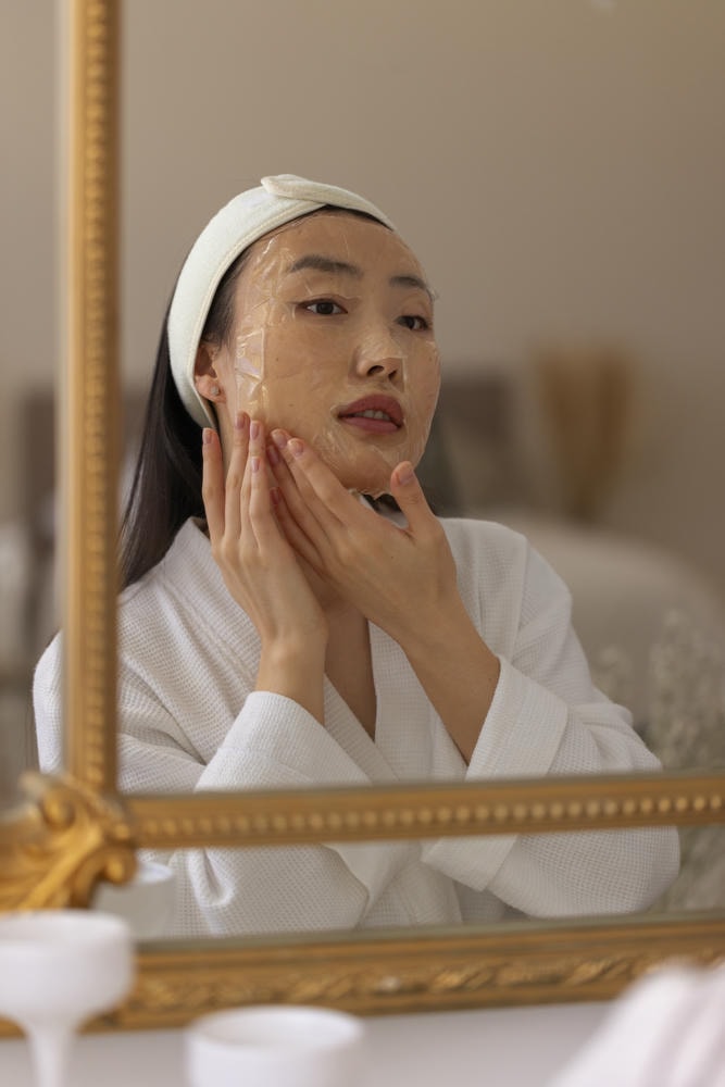 Hình ảnh này thể hiện các bước skincare cơ bản rõ nét bằng cách làm sạch da mặt và dưỡng ẩm da, góp phần bảo vệ da khỏi ánh nắng, điều này thể hiện tinh hoa của skincare cơ bản được áp dụng trong chăm sóc da từ Lona Skin Lab .