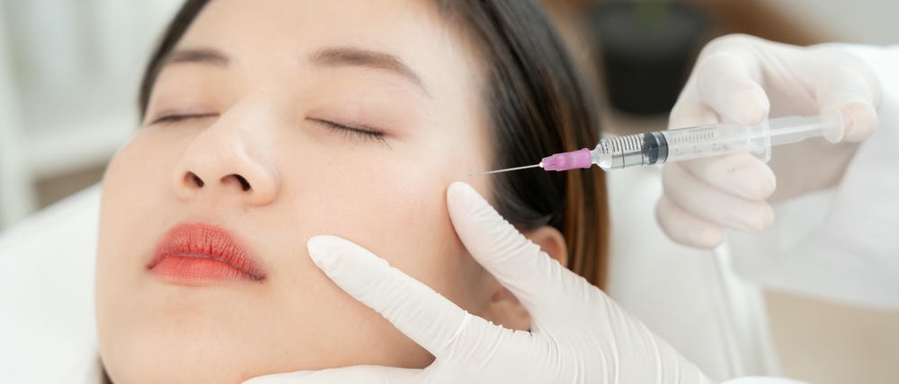 các loại filler hàn quốc. Phẫu thuật thẩm mỹ tiêm trắng da tiêm chất làm đầy Trẻ hóa da Các cô gái châu Á xinh đẹp được điều trị làm đẹp tại phòng khám chăm sóc da trẻ hóa lỗ chân lông nếp nhăn khuôn mặt trẻ thơ
