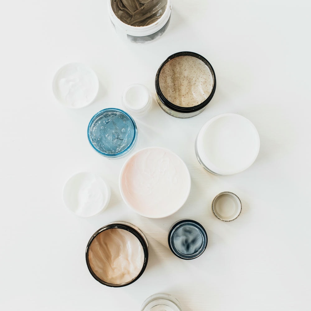 các loại kem. Collage chăm sóc sức khỏe, spa, làm đẹp với các loại kem trên nền trắng