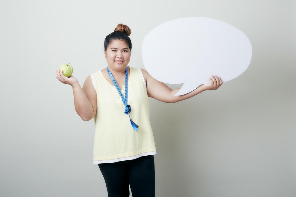 cách giảm cân nhanh nhất. Chân dung người phụ nữ trẻ tươi cười đứng trên nền trắng