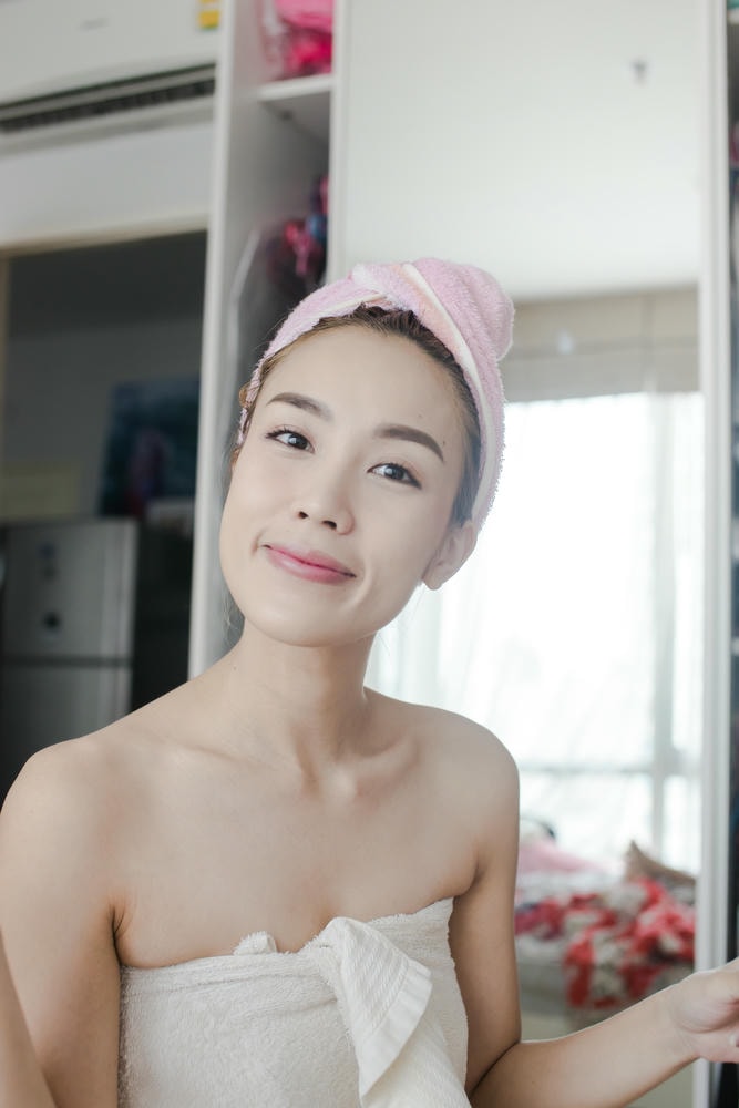 Hình ảnh thể hiện cách làm trắng da mặt tại nhà với mặt nạ trắng da tự nhiên, một bí quyết làm trắng da từ thiên nhiên được áp dụng trong chăm sóc da mặt tự nhiên hiệu quả.