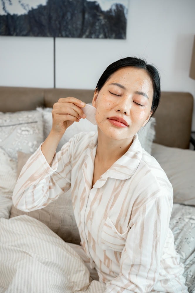 Hình ảnh này nêu bật cách trị nám gò má tại nhà, thể hiện cách trị nám tại nhà kết hợp với phương pháp trị nám tự nhiên, do chuyên gia da liễu Lona chỉ định để trị nám gò má và đảm bảo trị nám hiệu quả.
