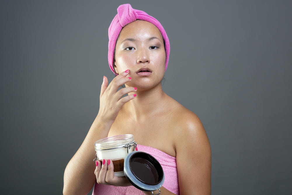 Bức ảnh minh họa cách trị nám gò má tại nhà với quy trình chăm sóc da chuyên nghiệp, nơi trị nám gò má được giải quyết qua cách trị nám tại nhà theo phương pháp trị nám tự nhiên, dưới sự giám sát của chuyên gia da liễu Lona để đạt trị nám hiệu quả.