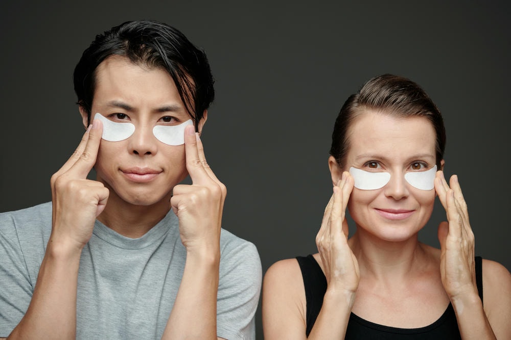 cách trị quầng thâm mắt. Cặp đôi đắp miếng dán chống lão hóa