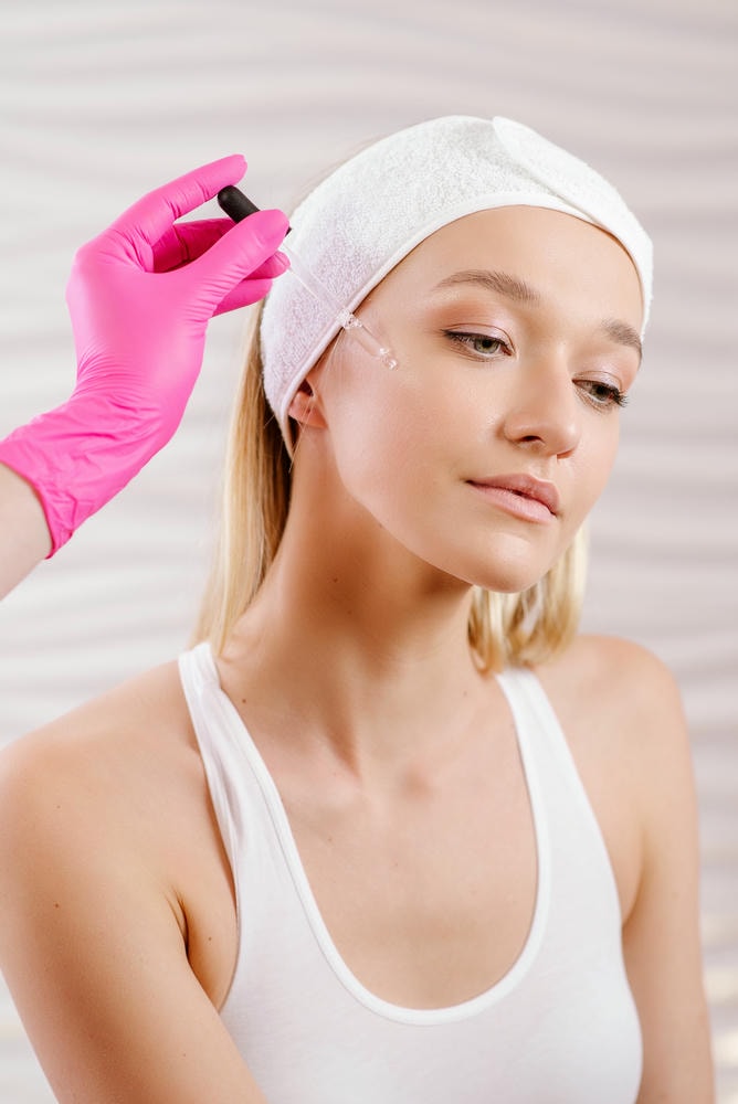 Áp dụng bí quyết căng bóng da trong chăm sóc da tươi trẻ, chuyên gia da liễu Lona giới thiệu phương pháp căng bóng da tiên tiến để làm đẹp da mặt và duy trì độ căng bóng da tự nhiên.