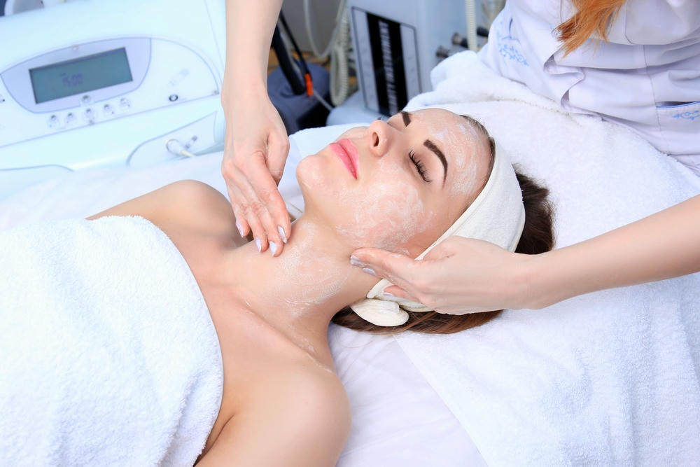 Ảnh chụp quá trình điều trị căng chỉ collagen với sự tham gia của chuyên gia da liễu thẩm mỹ, minh chứng cho hiệu quả căng chỉ collagen qua từng giai đoạn phục hồi da. 