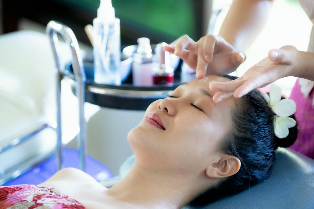 Quá trình chăm sóc da chống lão hóa bao gồm việc áp dụng mặt nạ tự nhiên giảm nếp nhăn và massage mặt xóa nếp nhăn, kết hợp với phương pháp xóa nếp nhăn tiên tiến giúp xóa nếp nhăn tại nhà, qua đó giảm nhăn mặt rõ rệt.