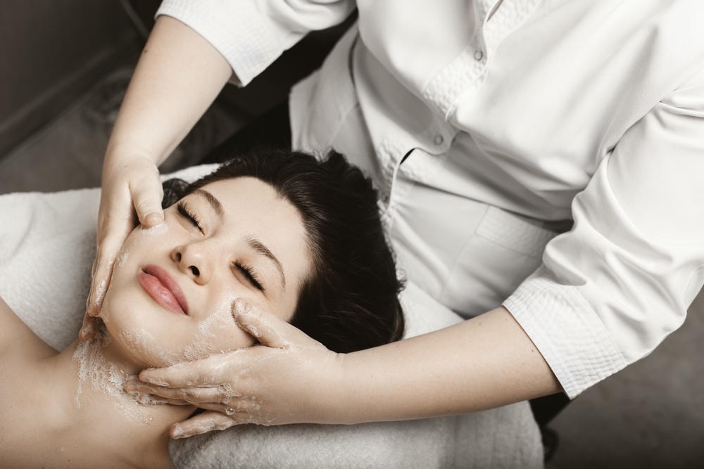 Bức ảnh này thể hiện cam kết trị mụn cóc qua việc áp dụng phương pháp trị mụn cóc hiện đại, khi chuyên gia da liễu Lona đề xuất cách trị mụn cóc hiệu quả nhằm hỗ trợ trị mụn cóc tại nhà và điều trị mụn cóc tại nhà một cách khoa học và an toàn.