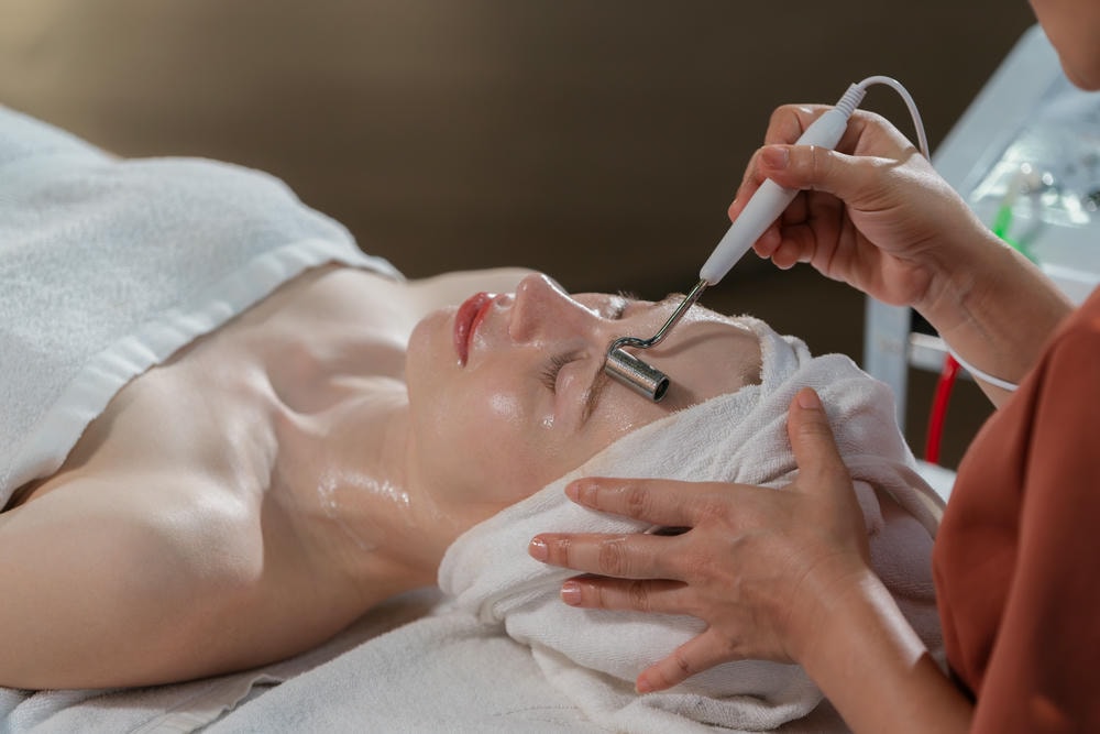 chăm sóc da chuyên sâu. Những phụ nữ trẻ xinh đẹp được mát-xa mặt Điều trị bằng điện Tranquility