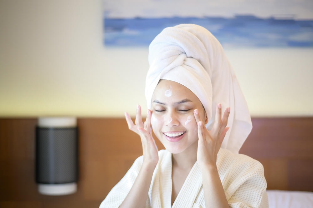 Phương pháp chăm sóc da hàng ngày đòi hỏi việc áp dụng các sản phẩm dưỡng ẩm và tẩy trang đúng cách, giúp duy trì làn da mềm mịn và rạng rỡ theo chuẩn chuyên gia chăm sóc da hàng ngày.