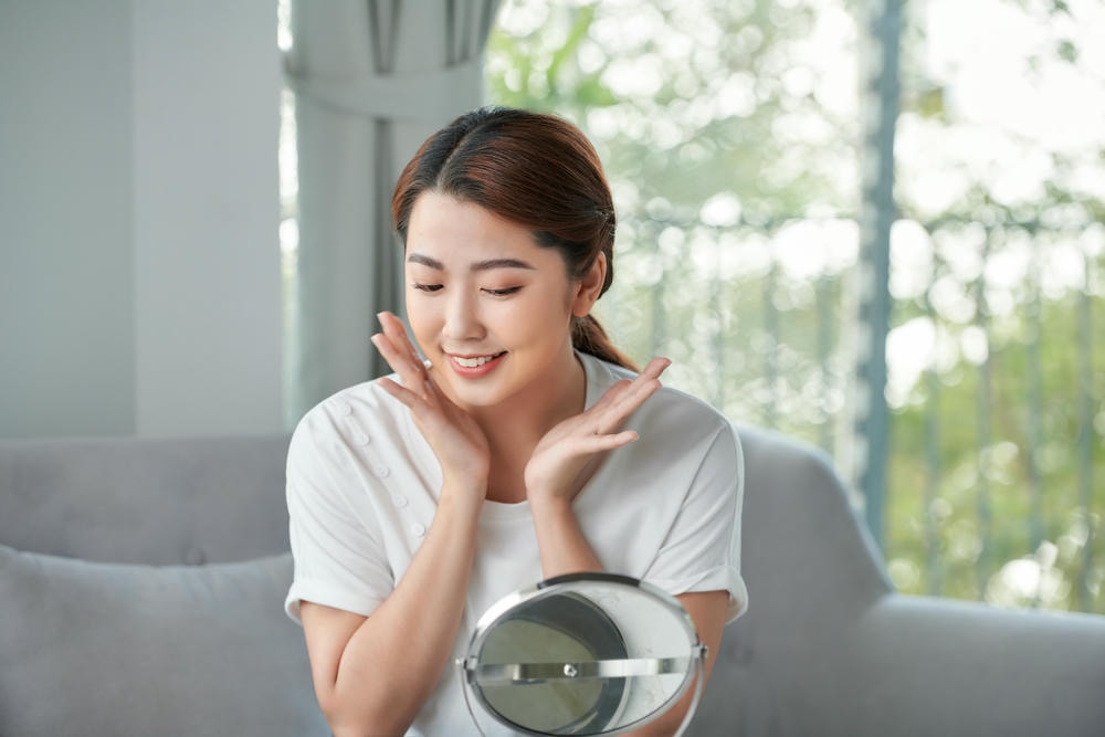 Chuyên gia da liễu khuyên rằng trong quy trình chăm sóc da hàng ngày, việc sử dụng gương soi để quan sát chi tiết da giúp xác định các bước chăm sóc da hàng ngày cần thiết cho làn da khỏe mạnh.