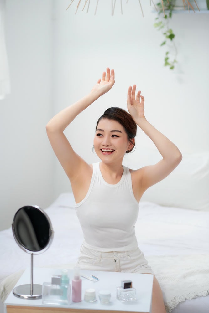 Với kinh nghiệm đa năm, chuyên gia da liễu thẩm mỹ Lona khuyến nghị các bước chăm sóc vùng nách bikini, bao gồm cách chăm sóc da vùng bikini và chăm sóc da sau triệt lông, đồng thời mạng định lưu ý sau khi triệt lông bikini trong quy trình chăm sóc.