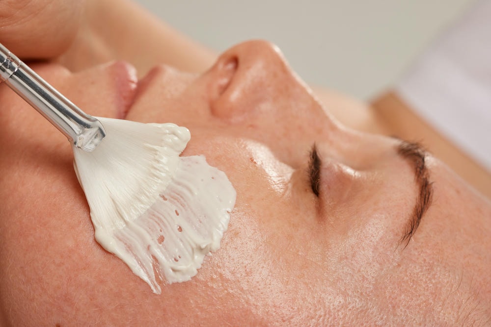 Ảnh này minh họa quy trình chemical peel hiện đại, trong đó phương pháp Chemical Peel được áp dụng như một kỹ thuật peel da tiên tiến giúp thay da sinh học, chăm sóc da và hỗ trợ trẻ hóa da một cách an toàn.