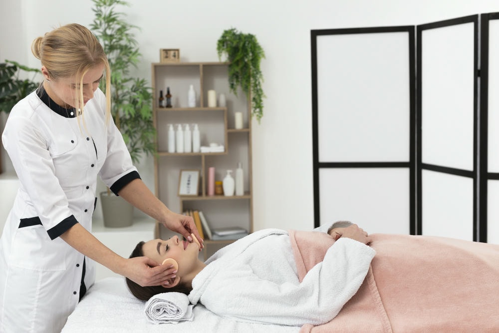 clinic. Nhân viên mát-xa đang chăm sóc khách hàng của mình