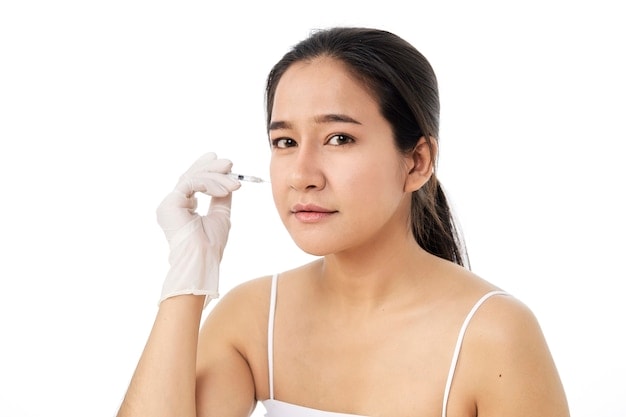Chuyên gia da liễu Lona khuyên dùng mesotherapy qua tiêm meso, đồng thời nhấn mạnh lợi ích tiêm meso rõ ràng nhưng đặt ra câu hỏi 'có nên tiêm meso không' khi xem xét tác dụng phụ tiêm meso.
