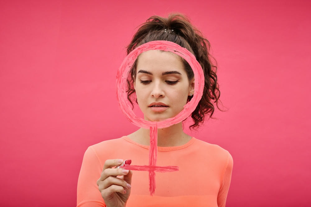 estrogen là gì. Cô gái trẻ vẽ biểu tượng sao Kim