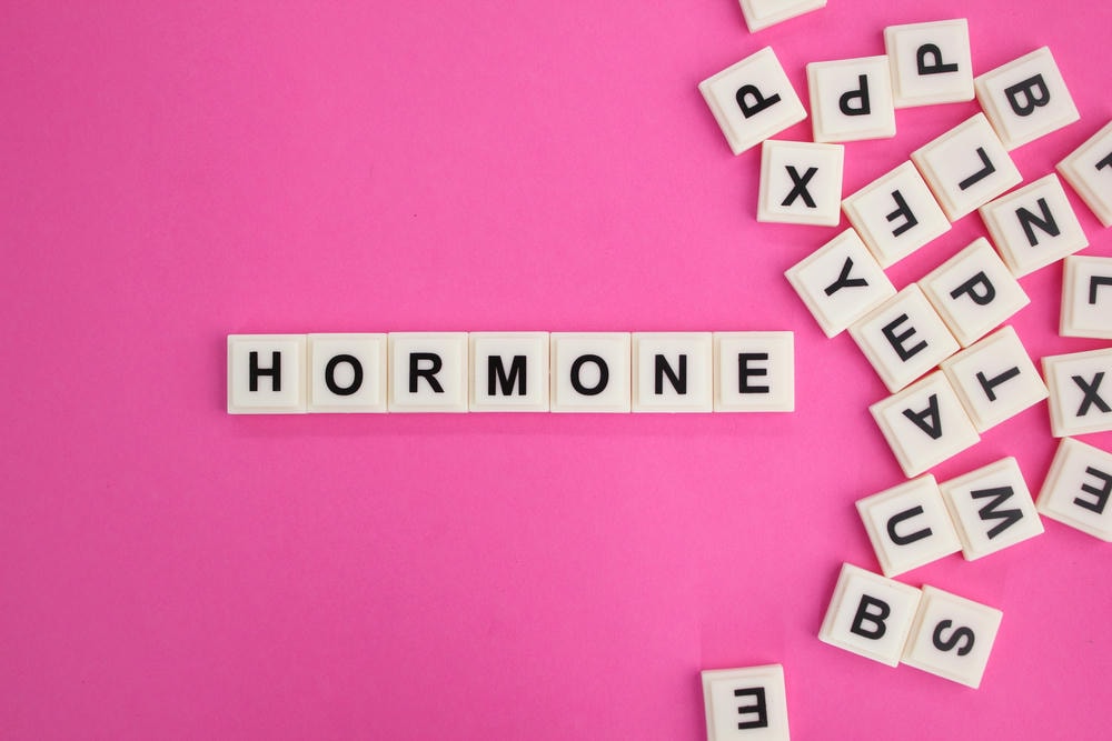 Hình minh họa cho biết estrogen cùng Estrogen đóng vai trò của estrogen vô cùng quan trọng trong việc điều hòa nội tiết tố nữ, bảo vệ sức khỏe phụ nữ theo quan điểm của chuyên gia da liễu thẩm mỹ Lona.