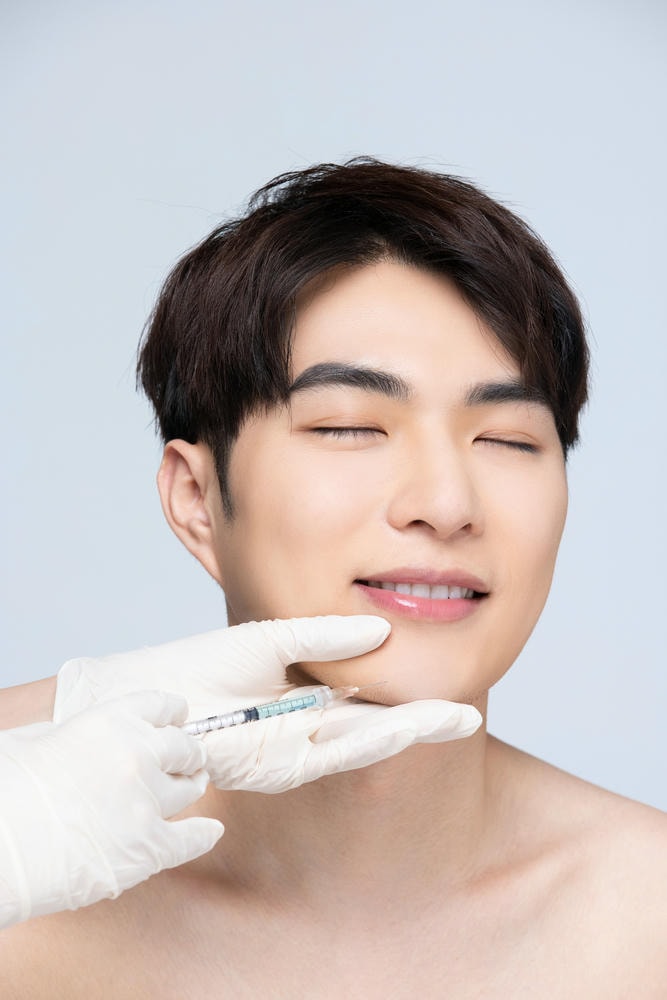 filler hàn quốc. Cận cảnh người đàn ông chuẩn bị cho phẫu thuật thẩm mỹ khuôn mặt