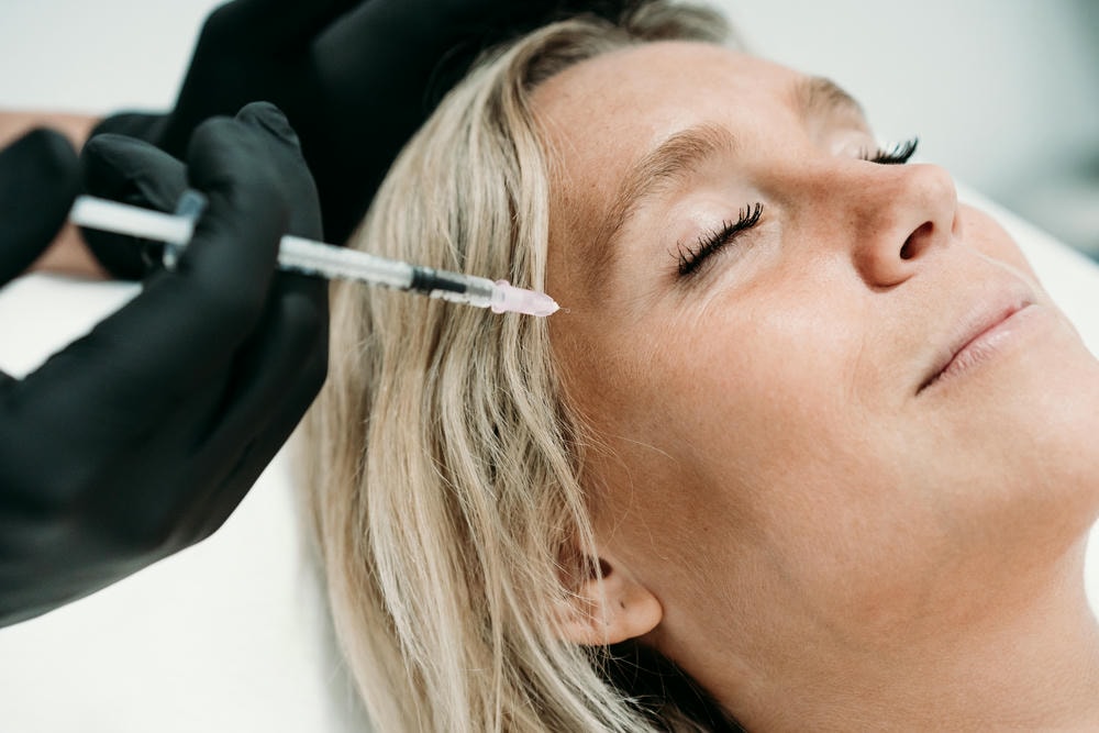Hình ảnh chuyên gia thực hiện filler teoxane với Filler Teoxane trong quy trình điều trị, sử dụng Công nghệ RHA của Teoxane để minh chứng cho Filler Teoxane là gì và làm nổi bật Ưu điểm của Filler Teoxane cũng như Hiệu quả của Filler Teoxane.