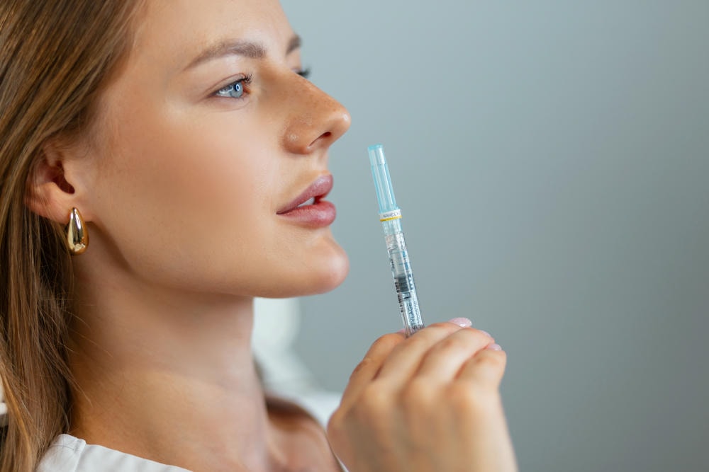 Ảnh cận cảnh công nghệ tiêm filler teoxane, cho thấy Filler Teoxane ứng dụng Công nghệ RHA của Teoxane, giải thích Filler Teoxane là gì và thể hiện Ưu điểm của Filler Teoxane và Hiệu quả của Filler Teoxane.