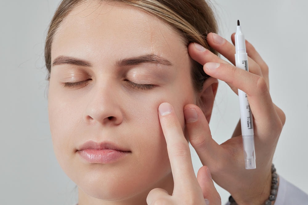 giá botox. bác sĩ phẫu thuật thẩm mỹ chuẩn bị cho phẫu thuật Blepharoplasty