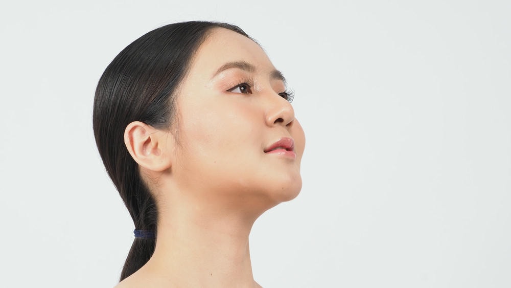 Phương pháp cách giảm nọng cằm tiên tiến được chuyên gia da liễu thẩm mỹ Lona sử dụng, trong đó bài tập giảm nọng cằm cùng massage giảm nọng cằm và chế độ ăn giảm nọng cằm đóng vai trò quan trọng trong việc tái tạo cơ mặt.