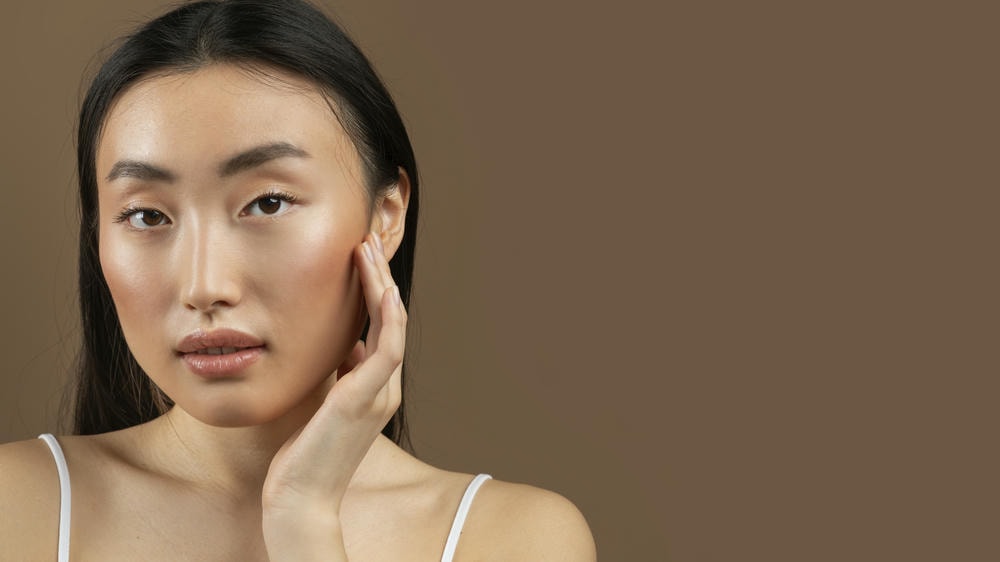 Qua quá trình giảm sắc tố da chuyên sâu, Lona Skin Lab kết hợp chăm sóc da và tẩy da chết cho da dưới sự giám sát của chuyên gia da liễu nhằm mang lại hiệu quả điều trị an toàn.