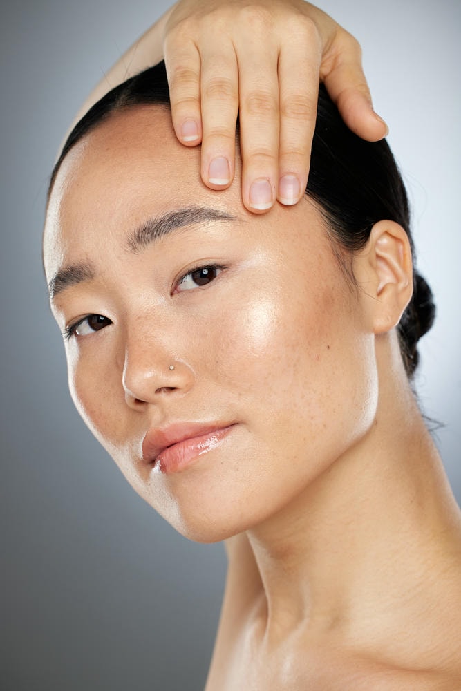 Thông qua quy trình chăm sóc da bài bản, glass skin và Glass Skin được khẳng định bởi các biện pháp dưỡng ẩm da chuyên sâu, giúp tạo nên làn da thủy tinh rạng ngời theo chỉ dẫn từ chuyên gia da liễu Lona.