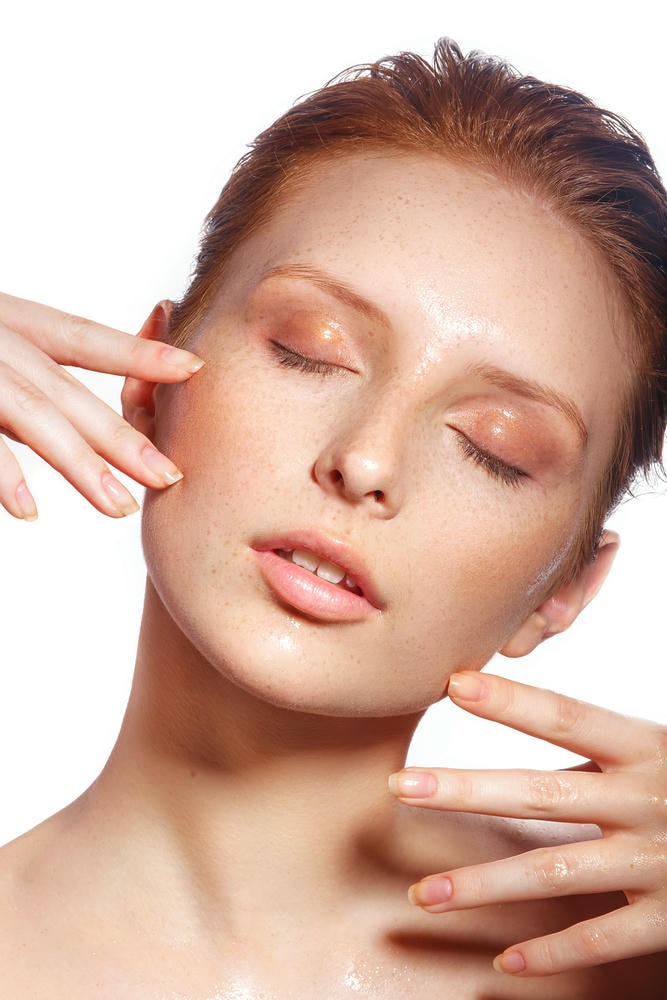 Kết hợp các thành phần dưỡng ẩm da và quy trình chăm sóc da hiện đại, glass skin và Glass Skin góp phần đem lại làn da thủy tinh tự nhiên, dưới sự hướng dẫn tận tâm của chuyên gia da liễu Lona.