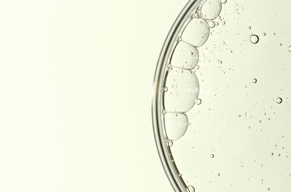 glycolic. Gel dưỡng ẩm mỹ phẩm hoặc serum dưỡng da trong đĩa petri. Khoảng trống sao chép