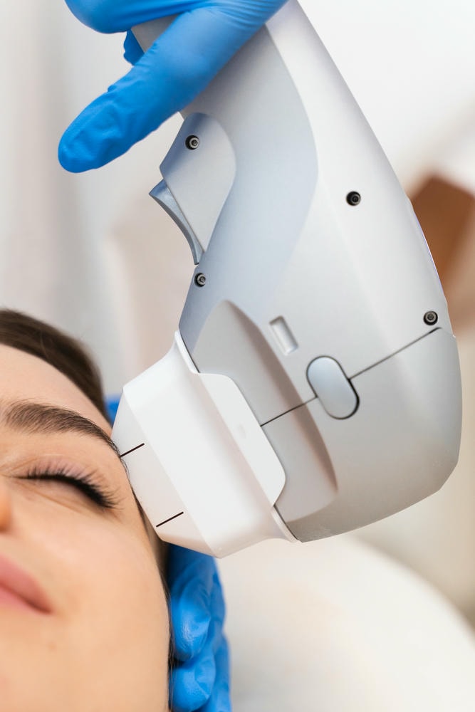Với phương pháp điều trị da liễu chuyên sâu, Lona Skin Lab triển khai liệu trình chăm sóc da linh hoạt, trong đó quyết định điều trị bao lâu một lần được thiết kế để đáp ứng nhu cầu của khách hàng ở xa và cải thiện hiệu quả điều trị da liễu.
