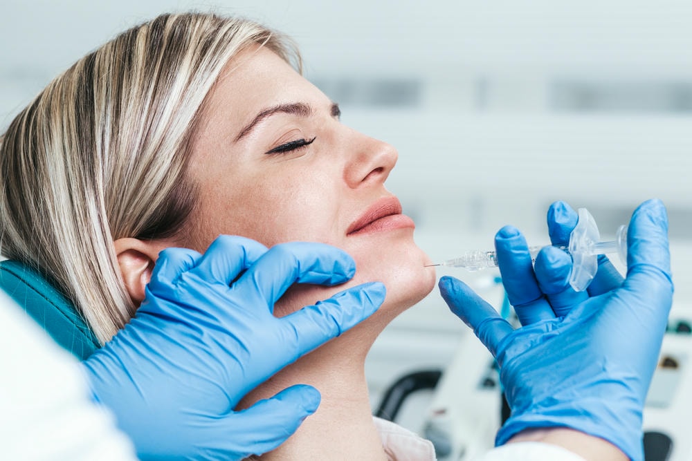 Bức ảnh minh họa Filler Juvederm, trong đó các loại filler Juvederm được chuẩn đoán bởi chuyên gia da liễu thẩm mỹ, khẳng định tính an toàn filler Juvederm và hiệu quả filler Juvederm lâu dài.