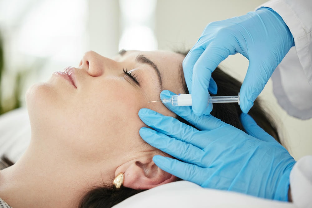 Trong bức ảnh này, chuyên gia da liễu thẩm mỹ Lona tiến hành tiêm filler sử dụng Juvederm, cho thấy juvederm không chỉ là chất làm đầy da mà còn là filler Juvederm đẳng cấp nhằm tái tạo vẻ trẻ trung.