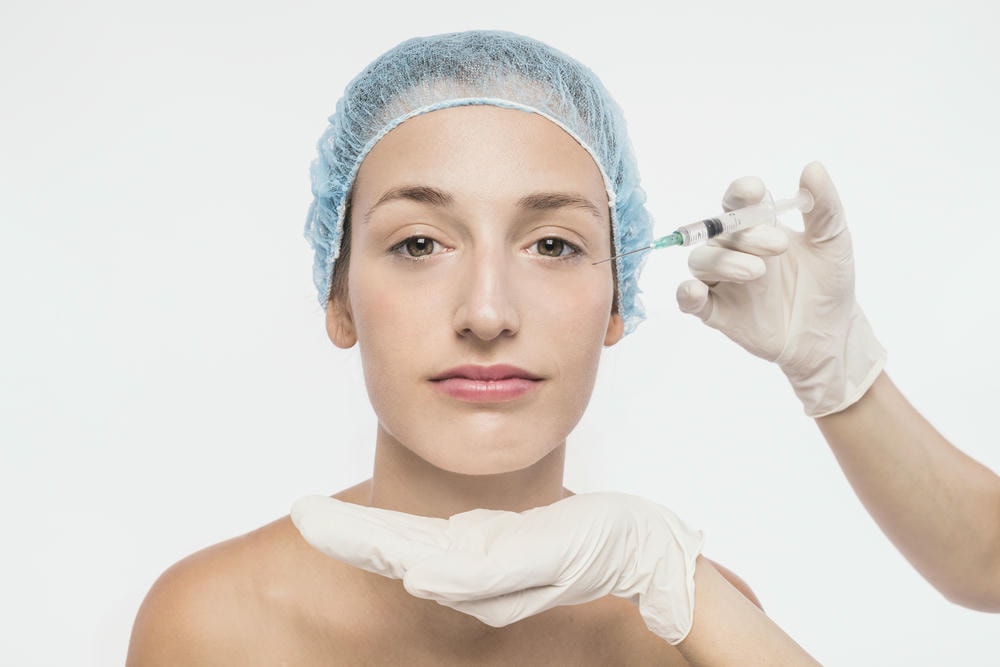 karisma. Bác sĩ tiêm vào mặt người phụ nữ